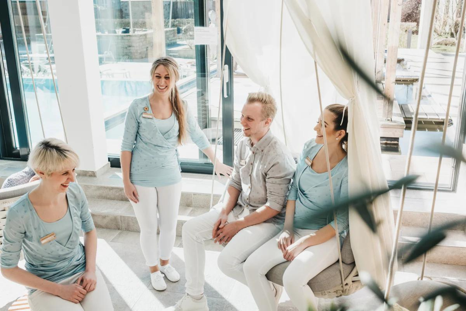 4 lachende Menschen